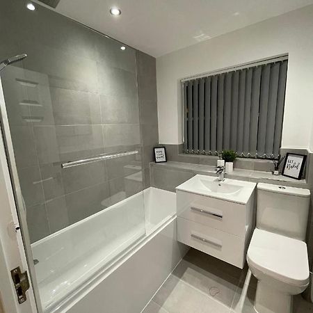 Modern 2 Bed House Cannock Perfect For Contractors Business Travellers Short Stays Driveway For 2 Vehicles Close To M6 M54 I54 A5 A38 Mcarthur Glen Designer Outlet מראה חיצוני תמונה