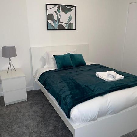 Modern 2 Bed House Cannock Perfect For Contractors Business Travellers Short Stays Driveway For 2 Vehicles Close To M6 M54 I54 A5 A38 Mcarthur Glen Designer Outlet מראה חיצוני תמונה