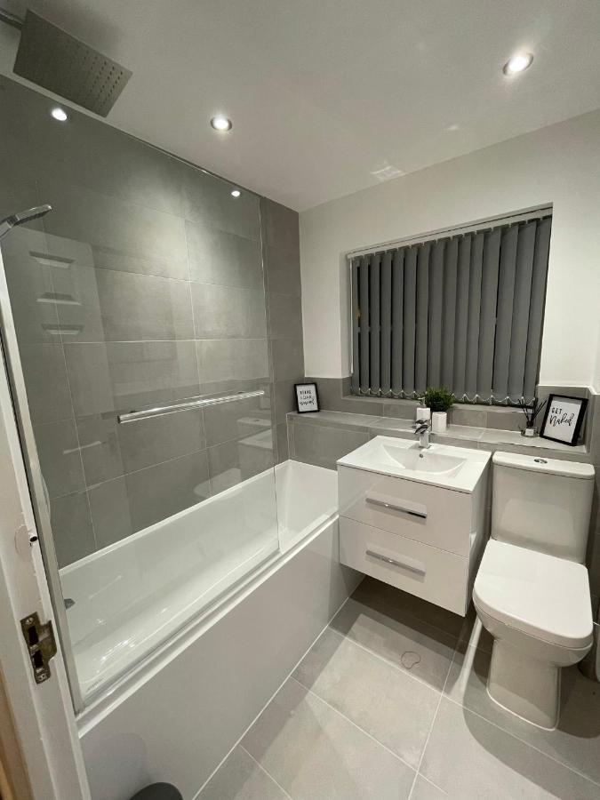 Modern 2 Bed House Cannock Perfect For Contractors Business Travellers Short Stays Driveway For 2 Vehicles Close To M6 M54 I54 A5 A38 Mcarthur Glen Designer Outlet מראה חיצוני תמונה