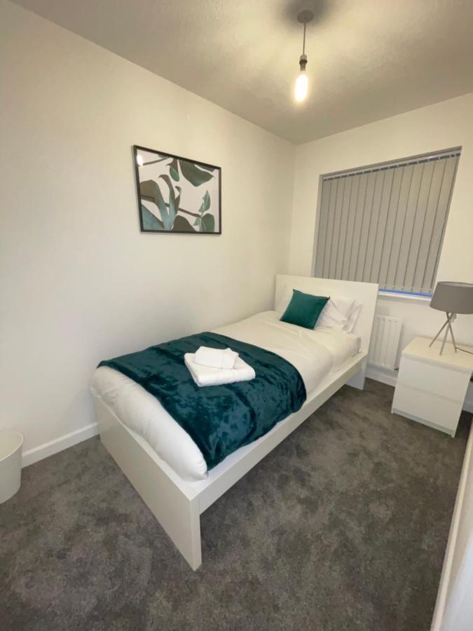 Modern 2 Bed House Cannock Perfect For Contractors Business Travellers Short Stays Driveway For 2 Vehicles Close To M6 M54 I54 A5 A38 Mcarthur Glen Designer Outlet מראה חיצוני תמונה