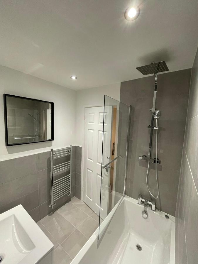 Modern 2 Bed House Cannock Perfect For Contractors Business Travellers Short Stays Driveway For 2 Vehicles Close To M6 M54 I54 A5 A38 Mcarthur Glen Designer Outlet מראה חיצוני תמונה