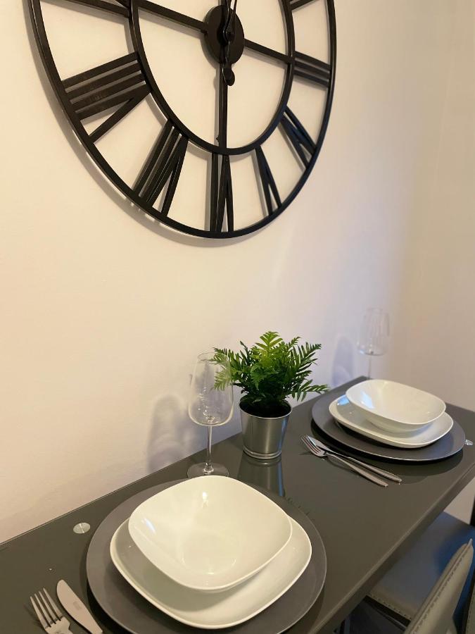 Modern 2 Bed House Cannock Perfect For Contractors Business Travellers Short Stays Driveway For 2 Vehicles Close To M6 M54 I54 A5 A38 Mcarthur Glen Designer Outlet מראה חיצוני תמונה