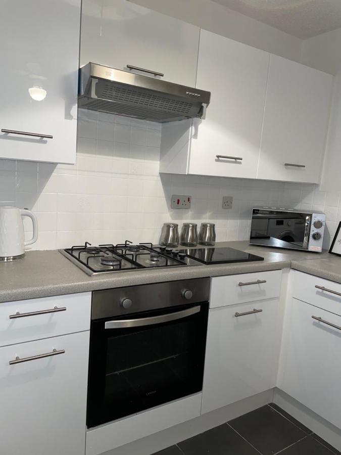 Modern 2 Bed House Cannock Perfect For Contractors Business Travellers Short Stays Driveway For 2 Vehicles Close To M6 M54 I54 A5 A38 Mcarthur Glen Designer Outlet מראה חיצוני תמונה