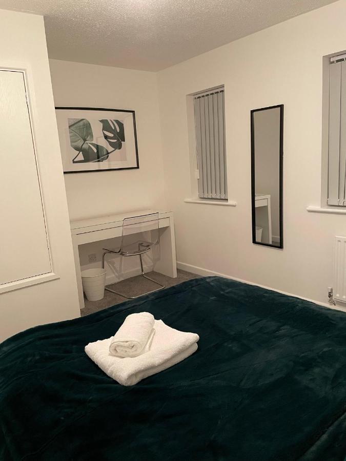 Modern 2 Bed House Cannock Perfect For Contractors Business Travellers Short Stays Driveway For 2 Vehicles Close To M6 M54 I54 A5 A38 Mcarthur Glen Designer Outlet מראה חיצוני תמונה
