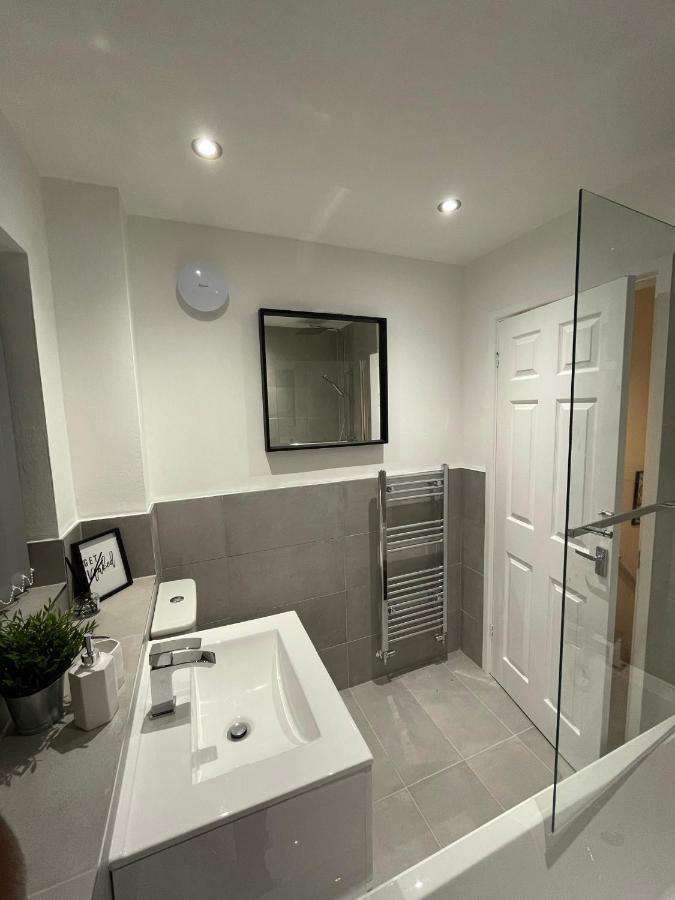 Modern 2 Bed House Cannock Perfect For Contractors Business Travellers Short Stays Driveway For 2 Vehicles Close To M6 M54 I54 A5 A38 Mcarthur Glen Designer Outlet מראה חיצוני תמונה