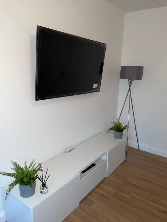 Modern 2 Bed House Cannock Perfect For Contractors Business Travellers Short Stays Driveway For 2 Vehicles Close To M6 M54 I54 A5 A38 Mcarthur Glen Designer Outlet מראה חיצוני תמונה