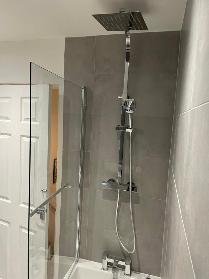 Modern 2 Bed House Cannock Perfect For Contractors Business Travellers Short Stays Driveway For 2 Vehicles Close To M6 M54 I54 A5 A38 Mcarthur Glen Designer Outlet מראה חיצוני תמונה
