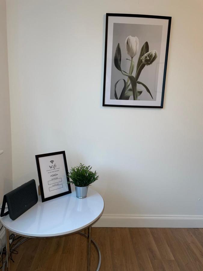 Modern 2 Bed House Cannock Perfect For Contractors Business Travellers Short Stays Driveway For 2 Vehicles Close To M6 M54 I54 A5 A38 Mcarthur Glen Designer Outlet מראה חיצוני תמונה